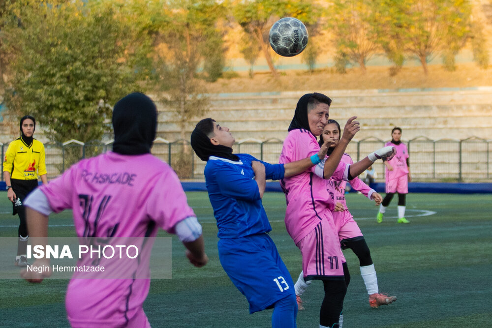 دیدار تیم‌های فوتبال بانوان استقلال و حسن زاده ارومیه