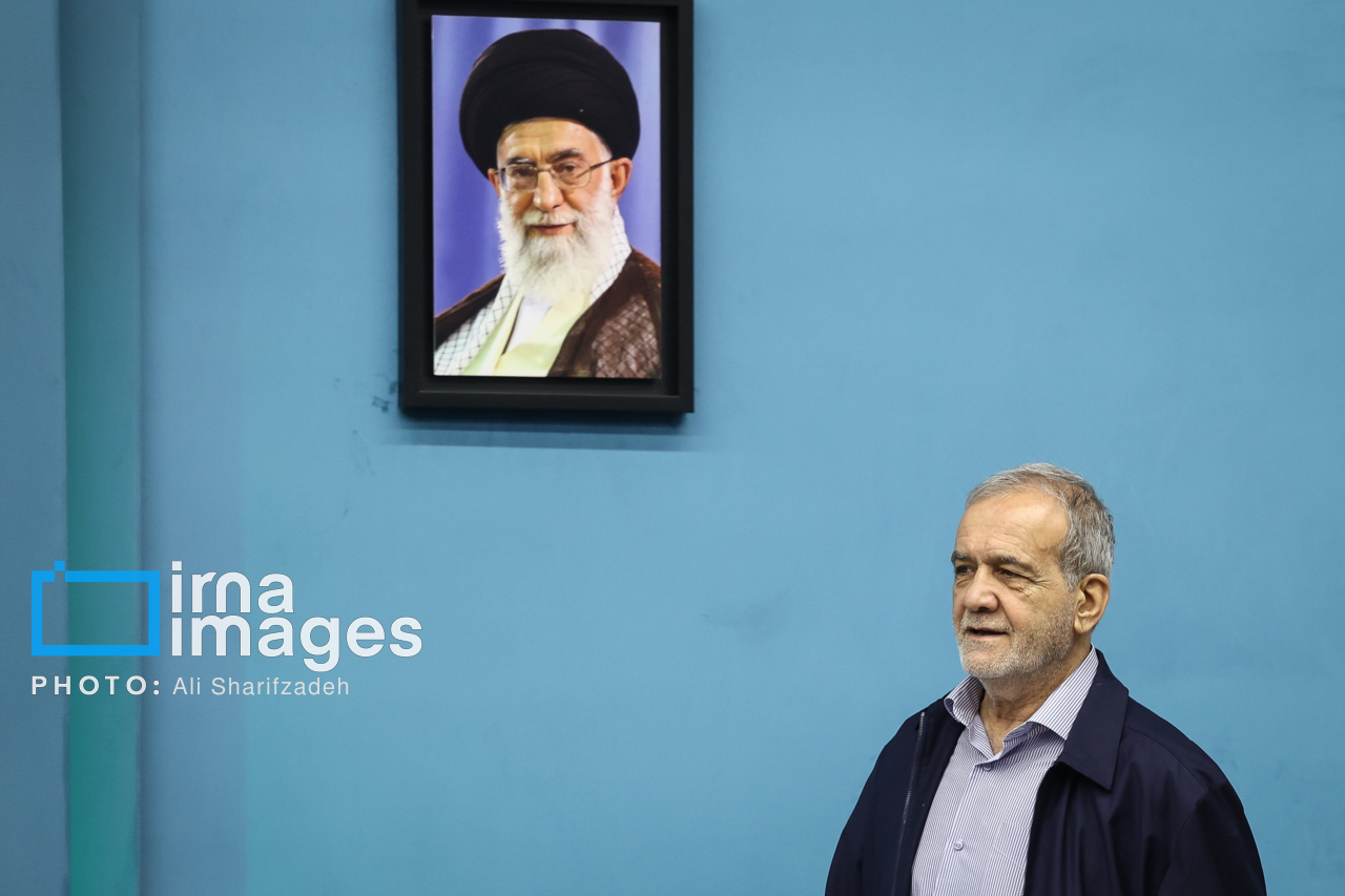 عکس/ امضای قرارداد جمع‌آوری گازهای مشعل میدان‌های نفتی با حضور رئیس‌جمهور