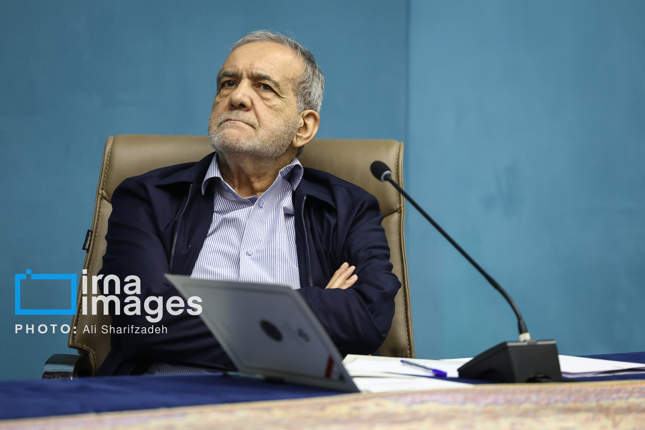 عکس/ امضای قرارداد جمع‌آوری گازهای مشعل میدان‌های نفتی با حضور رئیس‌جمهور