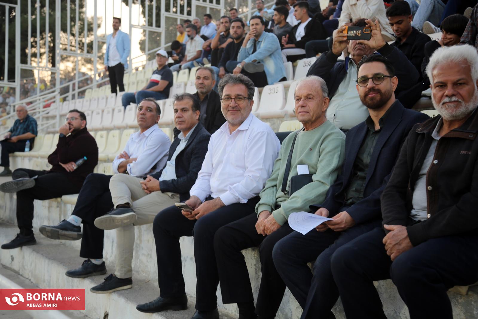 دیدار تیم های فوتبال برق شیراز - صنعت نفت آبادان