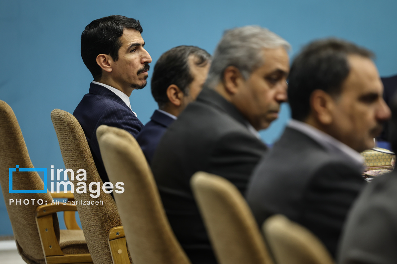 عکس/ امضای قرارداد جمع‌آوری گازهای مشعل میدان‌های نفتی با حضور رئیس‌جمهور