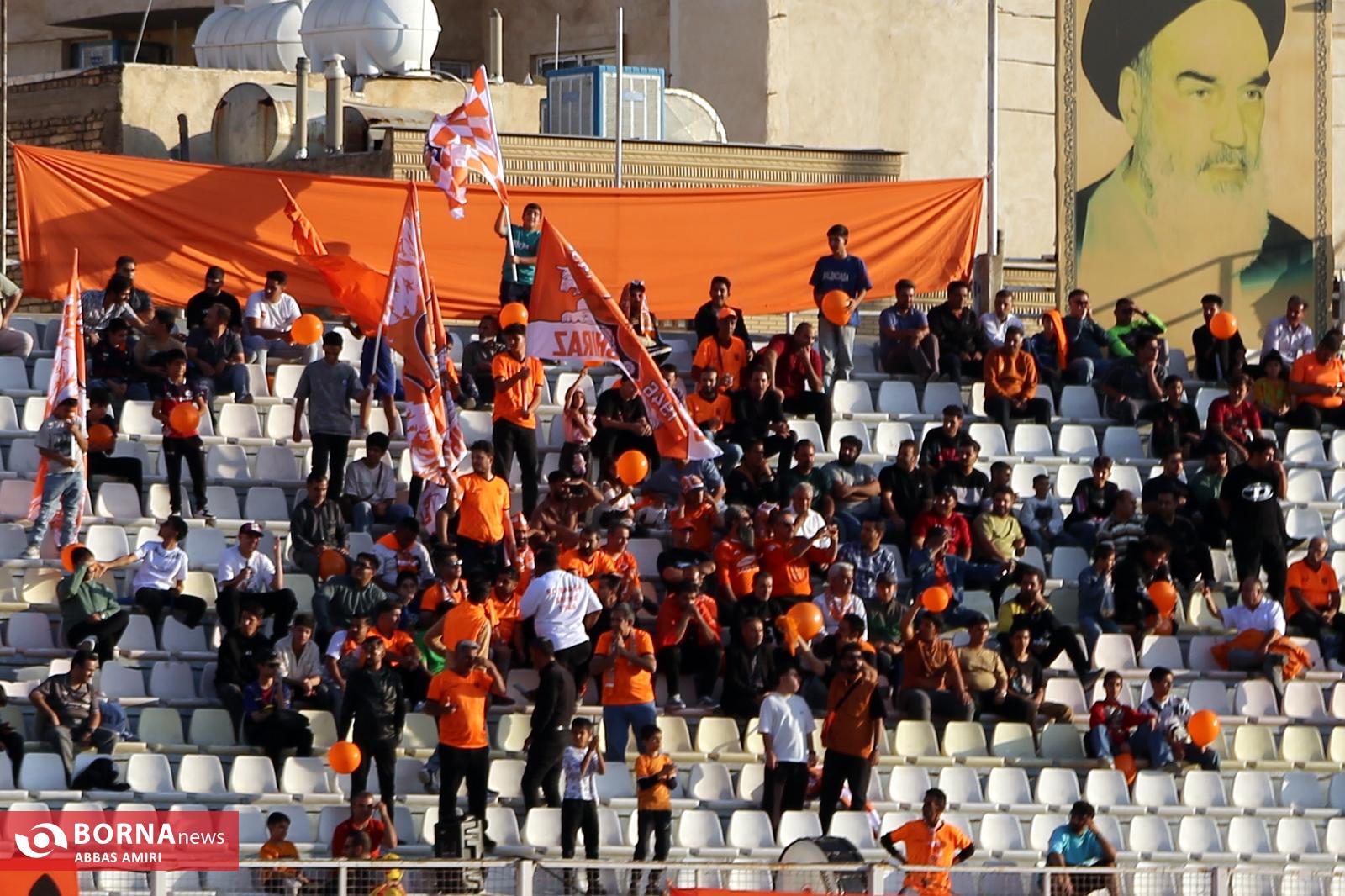 دیدار تیم های فوتبال برق شیراز - صنعت نفت آبادان