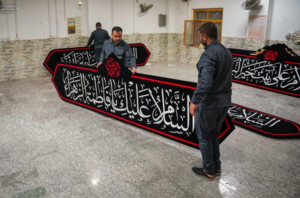  آماده‌سازی کتیبه‌های سالروز شهادت حضرت زهرا (سلام‌الله‌علیها) 