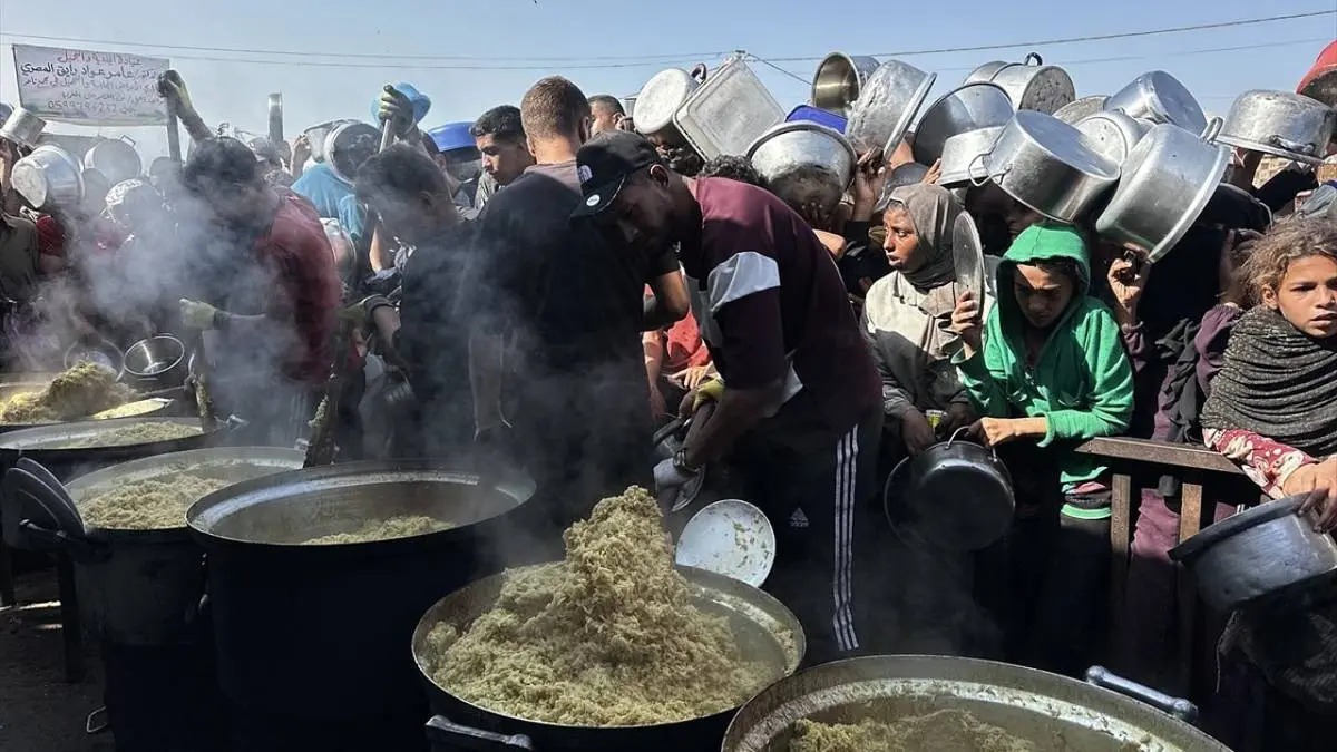 عکس/ توزیع غذای گرم بین فلسطینی‌های آواره