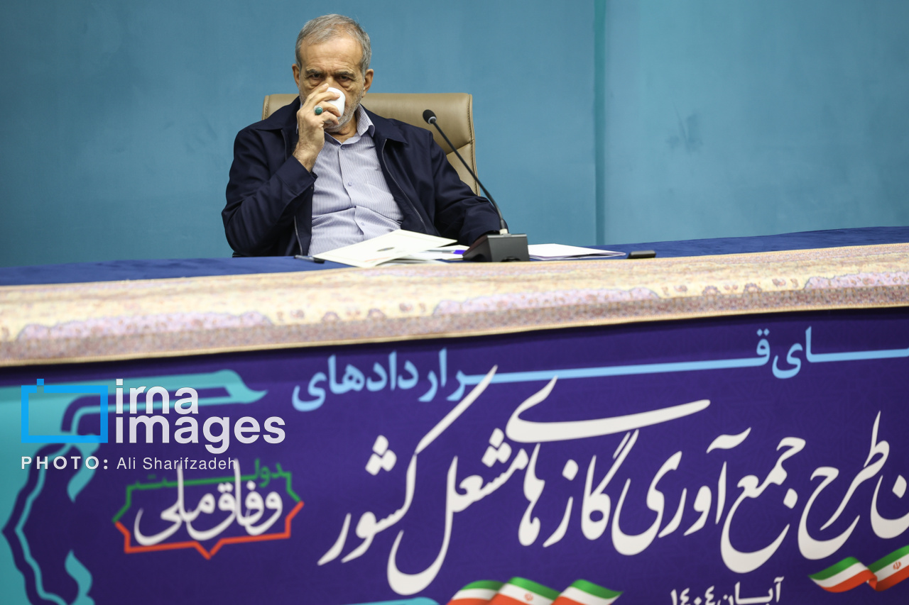 عکس/ امضای قرارداد جمع‌آوری گازهای مشعل میدان‌های نفتی با حضور رئیس‌جمهور