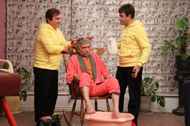 وقتی دوقلوها  میخوان کارها رو انجام بدن! 