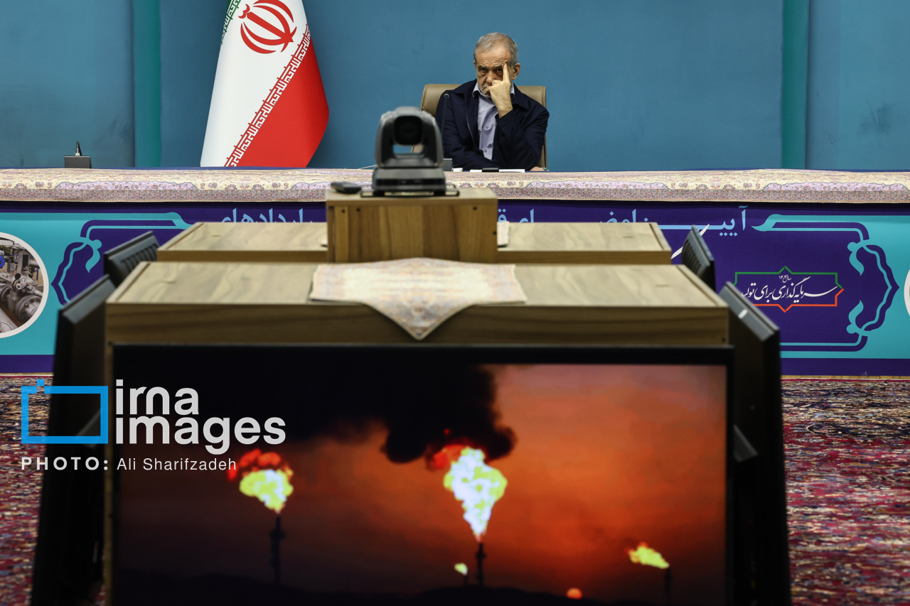 عکس/ امضای قرارداد جمع‌آوری گازهای مشعل میدان‌های نفتی با حضور رئیس‌جمهور