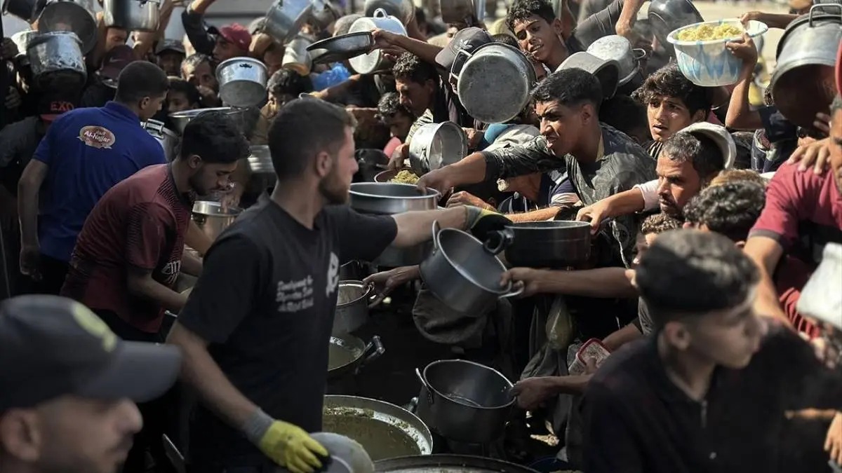 عکس/ توزیع غذای گرم بین فلسطینی‌های آواره