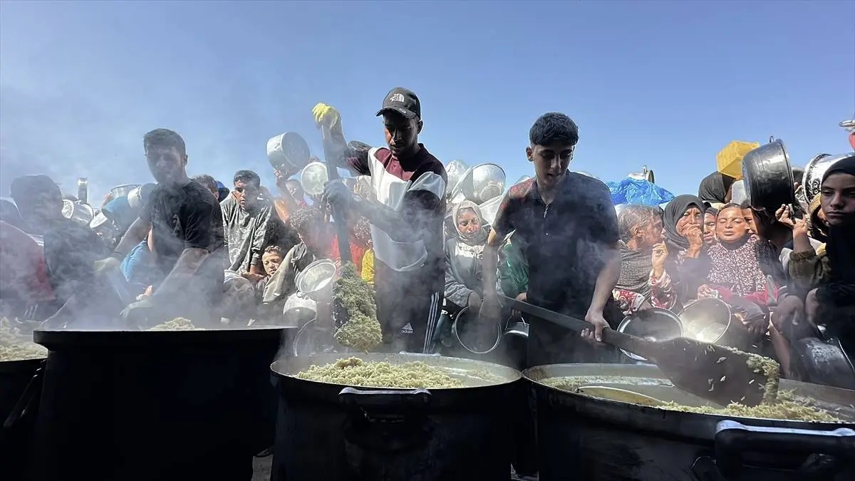 عکس/ توزیع غذای گرم بین فلسطینی‌های آواره