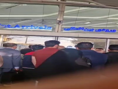 استقبال از مسافران با درهای بسته در فرودگاه مشهد!