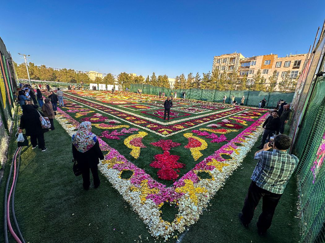 بزرگ‌ترین فرش سرگل خاورمیانه در محلات