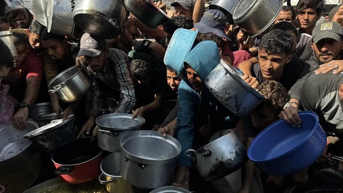 عکس/ توزیع غذای گرم بین فلسطینی‌های آواره