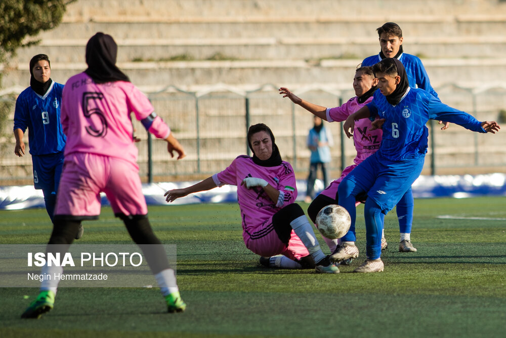 دیدار تیم‌های فوتبال بانوان استقلال و حسن زاده ارومیه