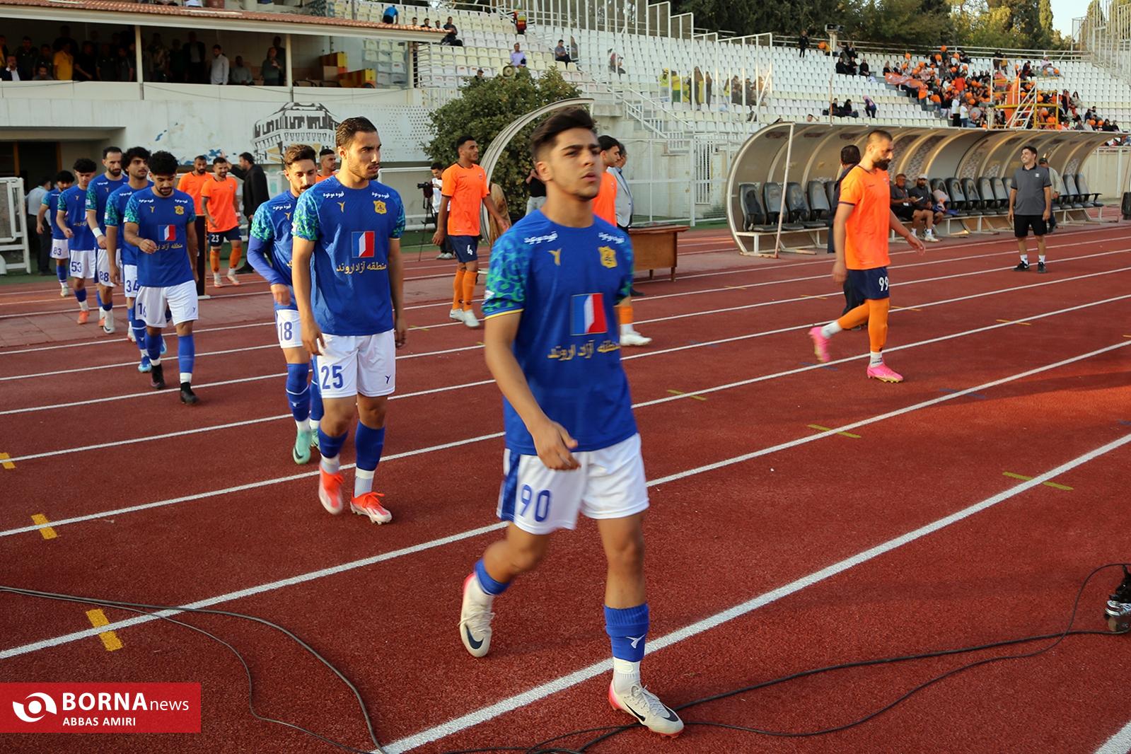 دیدار تیم های فوتبال برق شیراز - صنعت نفت آبادان