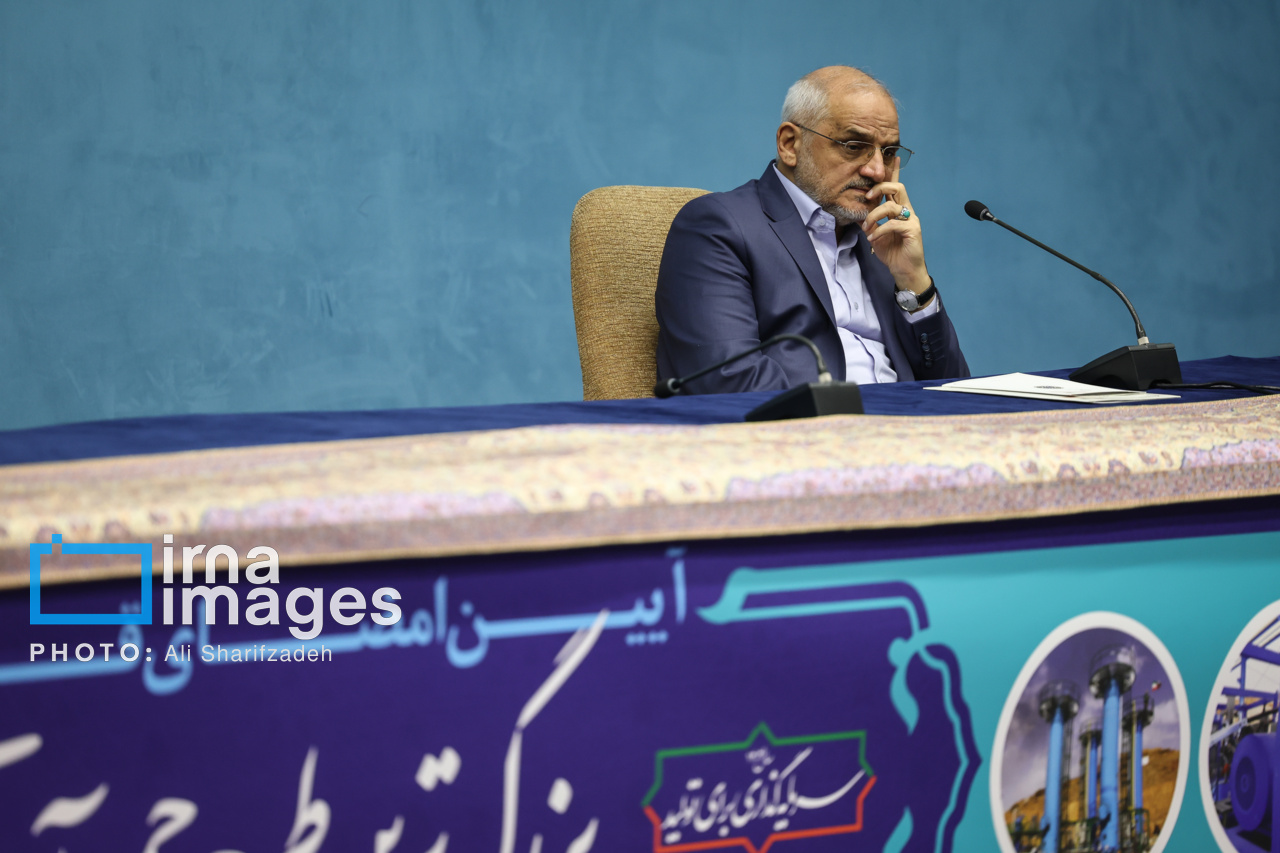 عکس/ امضای قرارداد جمع‌آوری گازهای مشعل میدان‌های نفتی با حضور رئیس‌جمهور