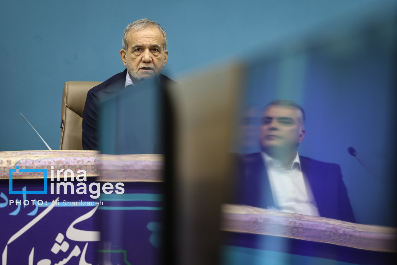 عکس/ امضای قرارداد جمع‌آوری گازهای مشعل میدان‌های نفتی با حضور رئیس‌جمهور