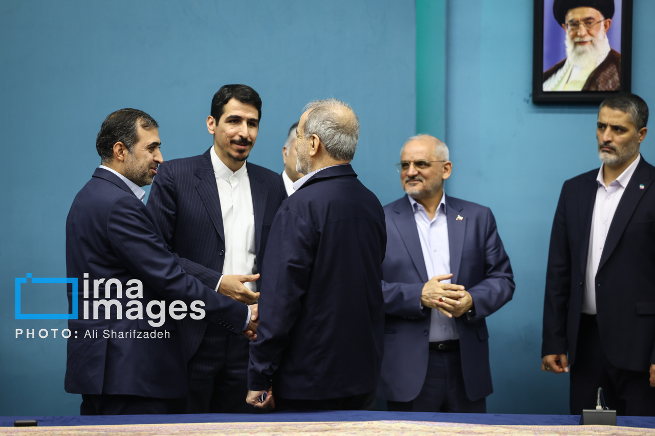 عکس/ امضای قرارداد جمع‌آوری گازهای مشعل میدان‌های نفتی با حضور رئیس‌جمهور