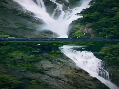 عبور قطار از دل آبشار دودساگار؛ تلاقی شگفت‌انگیز صنعت و طبیعت!