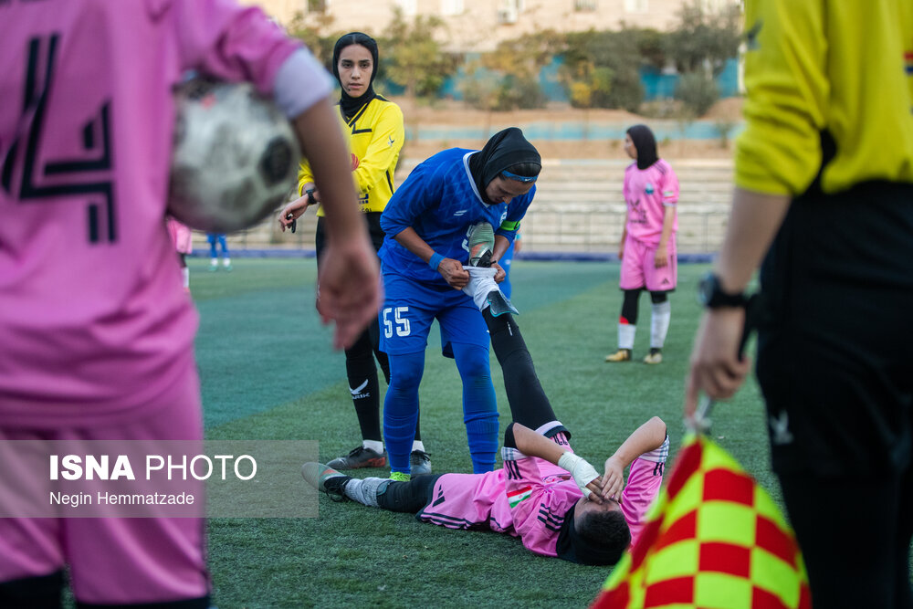 دیدار تیم‌های فوتبال بانوان استقلال و حسن زاده ارومیه