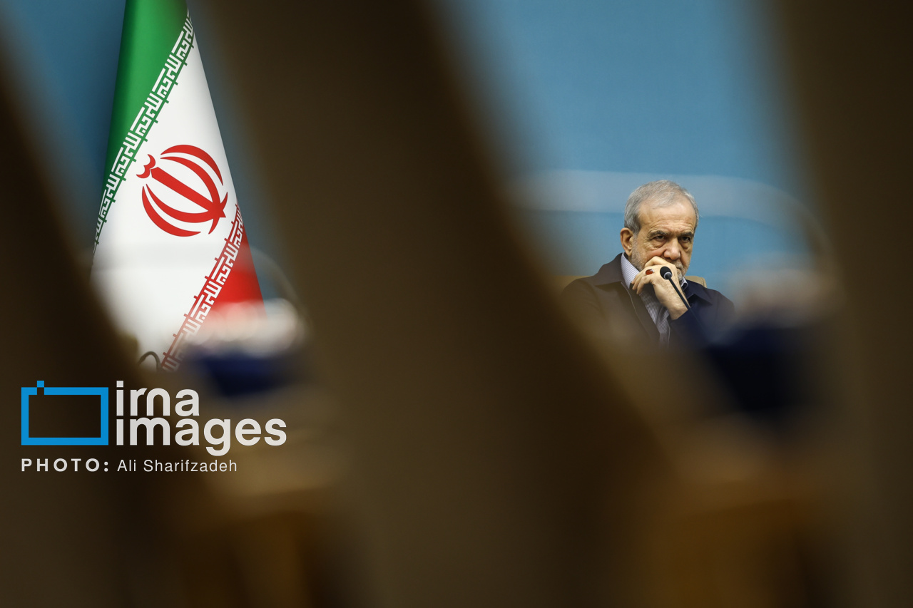 عکس/ امضای قرارداد جمع‌آوری گازهای مشعل میدان‌های نفتی با حضور رئیس‌جمهور