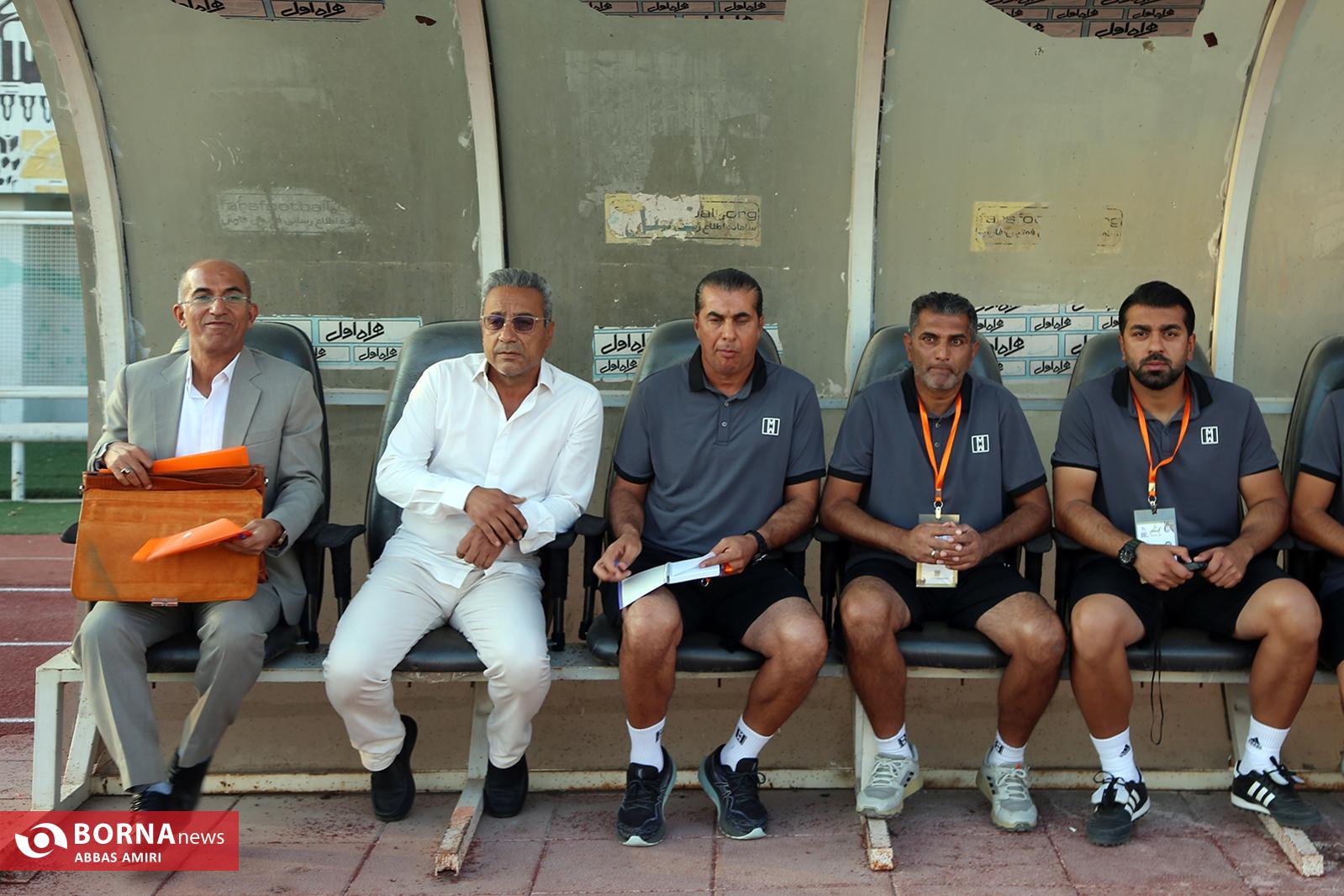 دیدار تیم های فوتبال برق شیراز - صنعت نفت آبادان