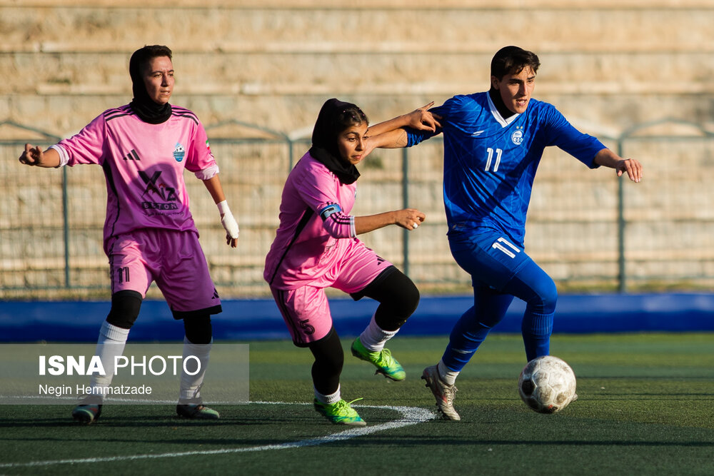 دیدار تیم‌های فوتبال بانوان استقلال و حسن زاده ارومیه