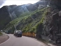 زلزله هولناک در جاده کوهستانی !