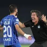 شادی ساپینتو با هواداران استقلال پس از برتری مقابل آلومینیوم