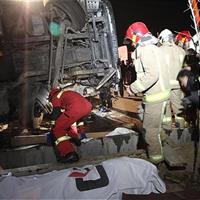 برخورد دو دستگاه تریلی در زنجان یک کشته برجای گذاشت