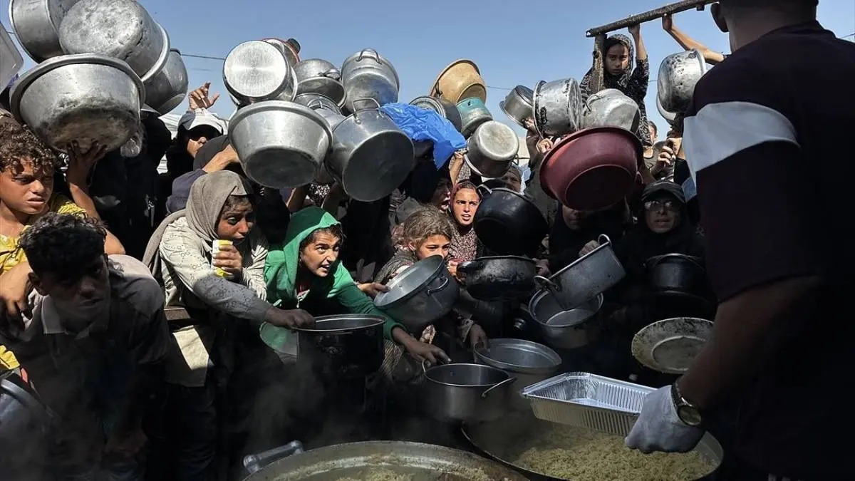 عکس/ توزیع غذای گرم بین فلسطینی‌های آواره