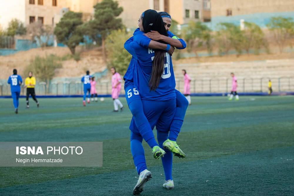 دیدار تیم‌های فوتبال بانوان استقلال و حسن زاده ارومیه