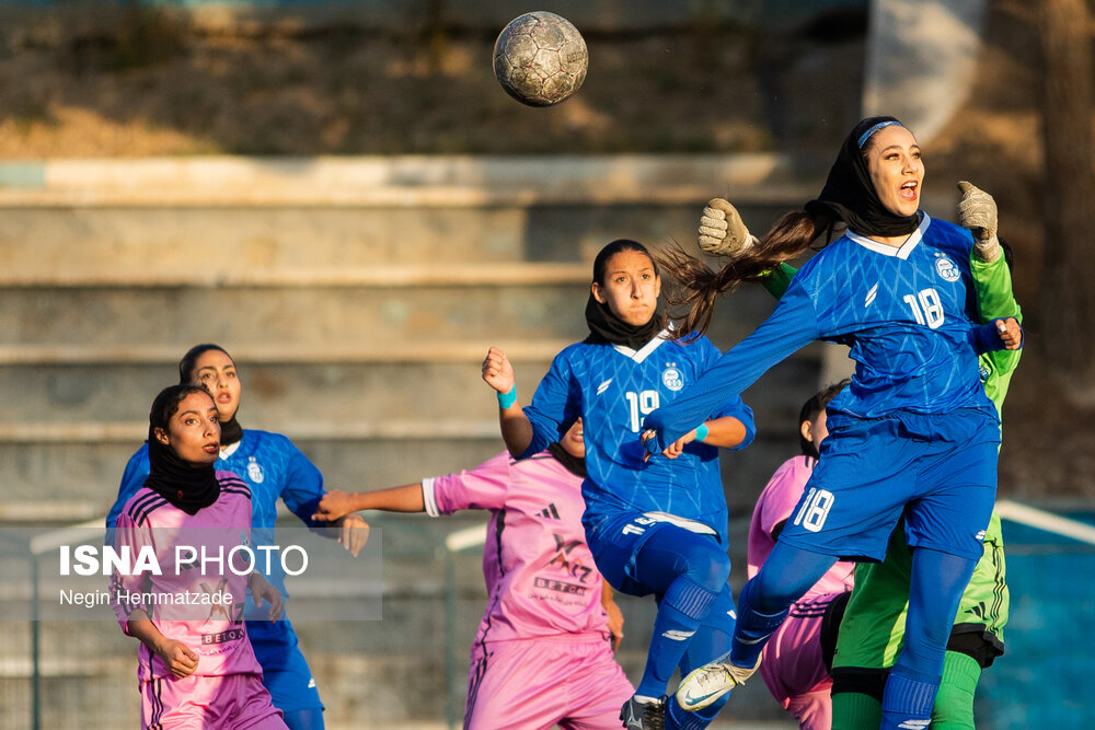 دیدار تیم‌های فوتبال بانوان استقلال و حسن زاده ارومیه