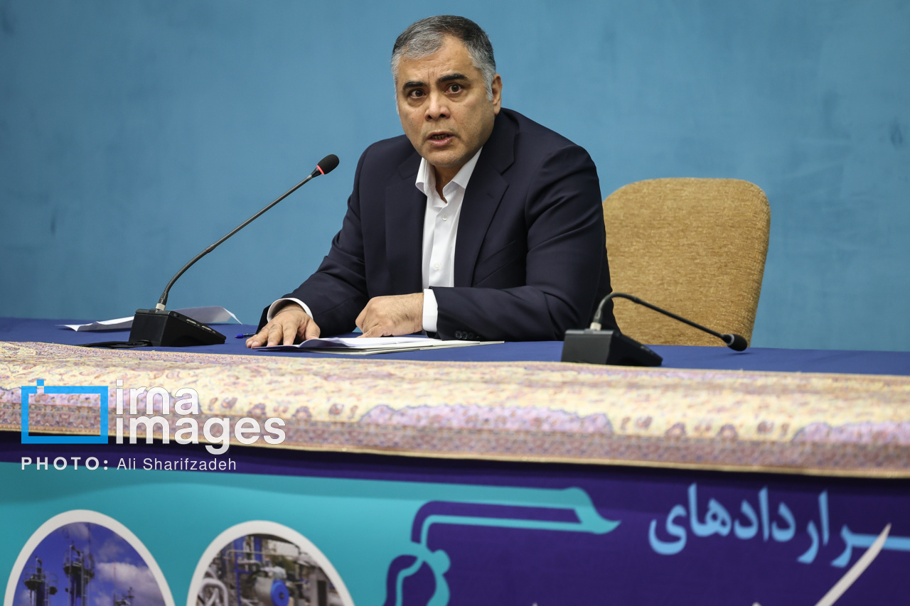 عکس/ امضای قرارداد جمع‌آوری گازهای مشعل میدان‌های نفتی با حضور رئیس‌جمهور