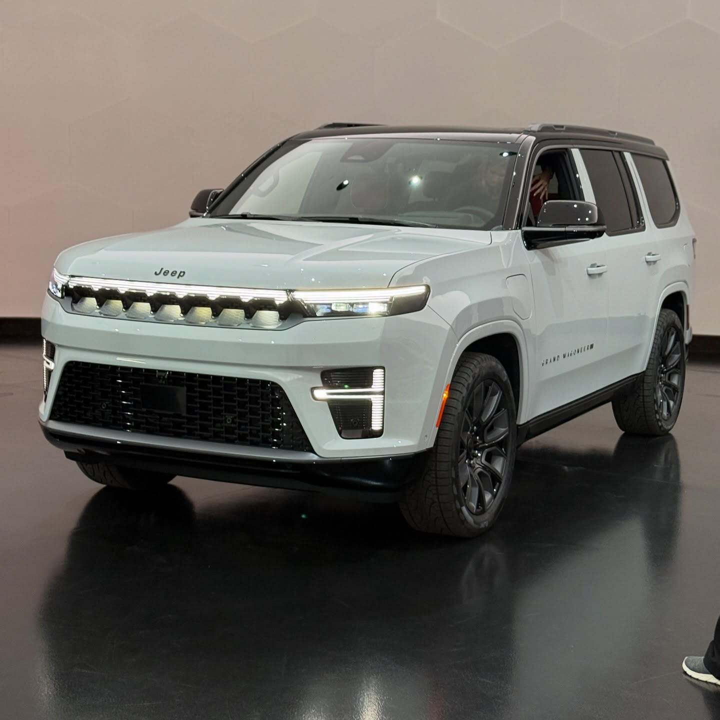 جیپ گرند واگنیِر؛ اولین خودرو آمریکا با برد افزوده که بسیار قدرتمند است