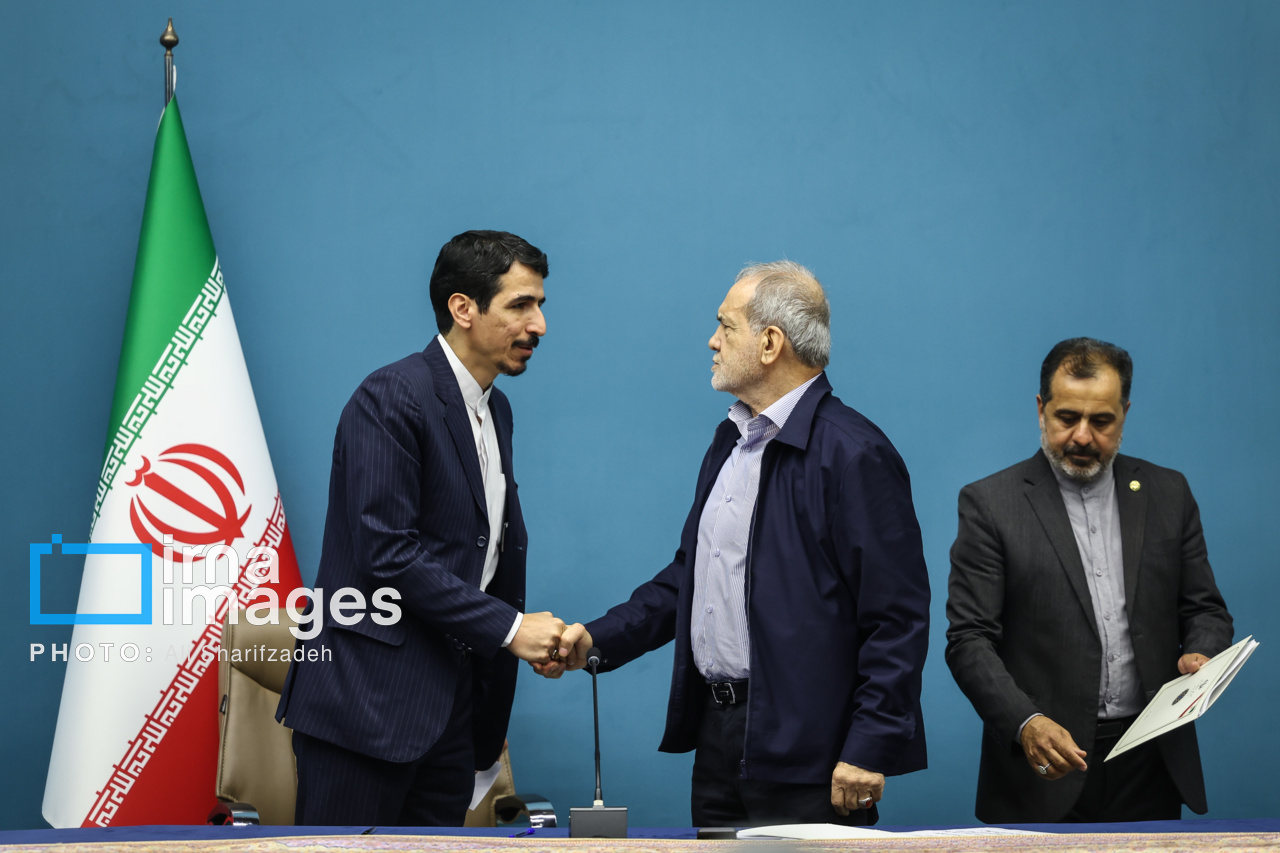 عکس/ امضای قرارداد جمع‌آوری گازهای مشعل میدان‌های نفتی با حضور رئیس‌جمهور