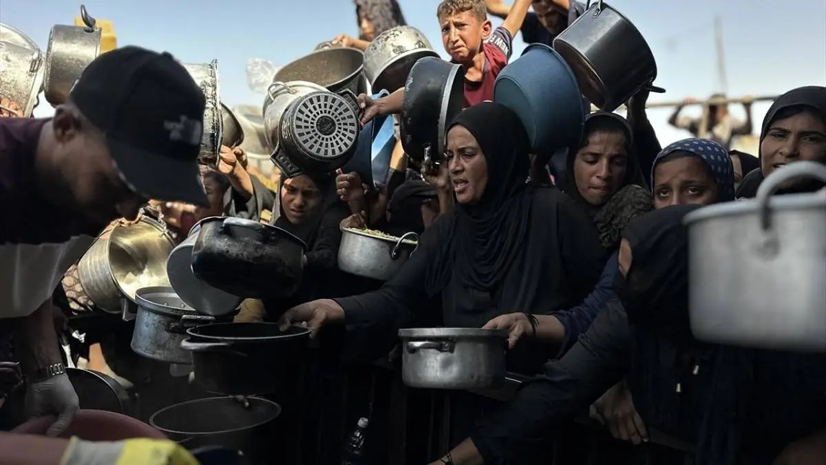 عکس/ توزیع غذای گرم بین فلسطینی‌های آواره