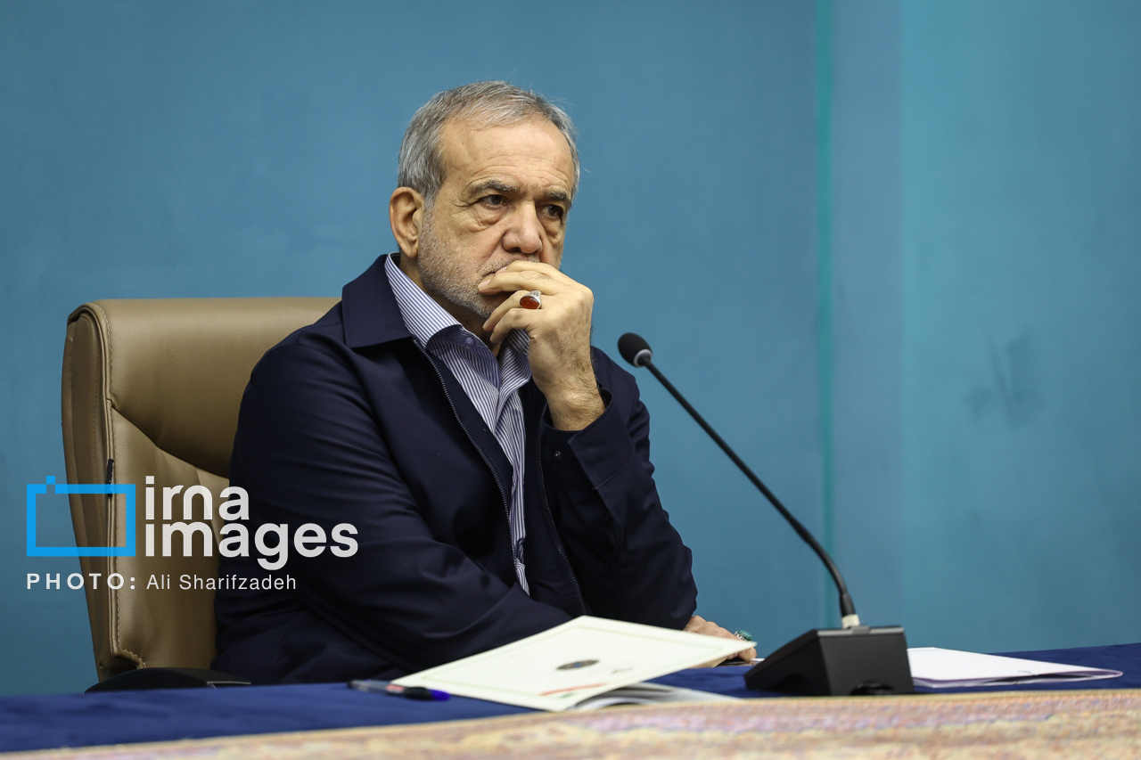 عکس/ امضای قرارداد جمع‌آوری گازهای مشعل میدان‌های نفتی با حضور رئیس‌جمهور