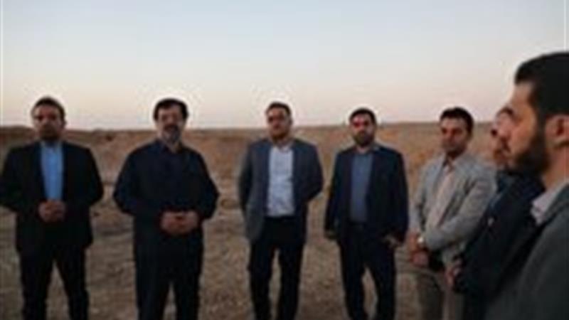 بازدیداستاندار قم از محل احداث نیروگاه خورشیدی در جاده قم به گرمسار