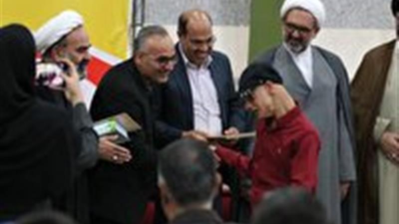 از هنرمند توانخواه مهریزی برگزیده جشنواره تئاتر مریوان تجلیل شد