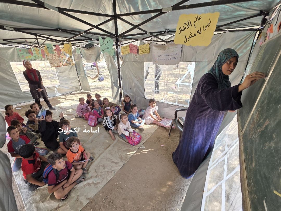 برپایی چادرهای آموزشی در مراکز اسکان آوارگان غزه