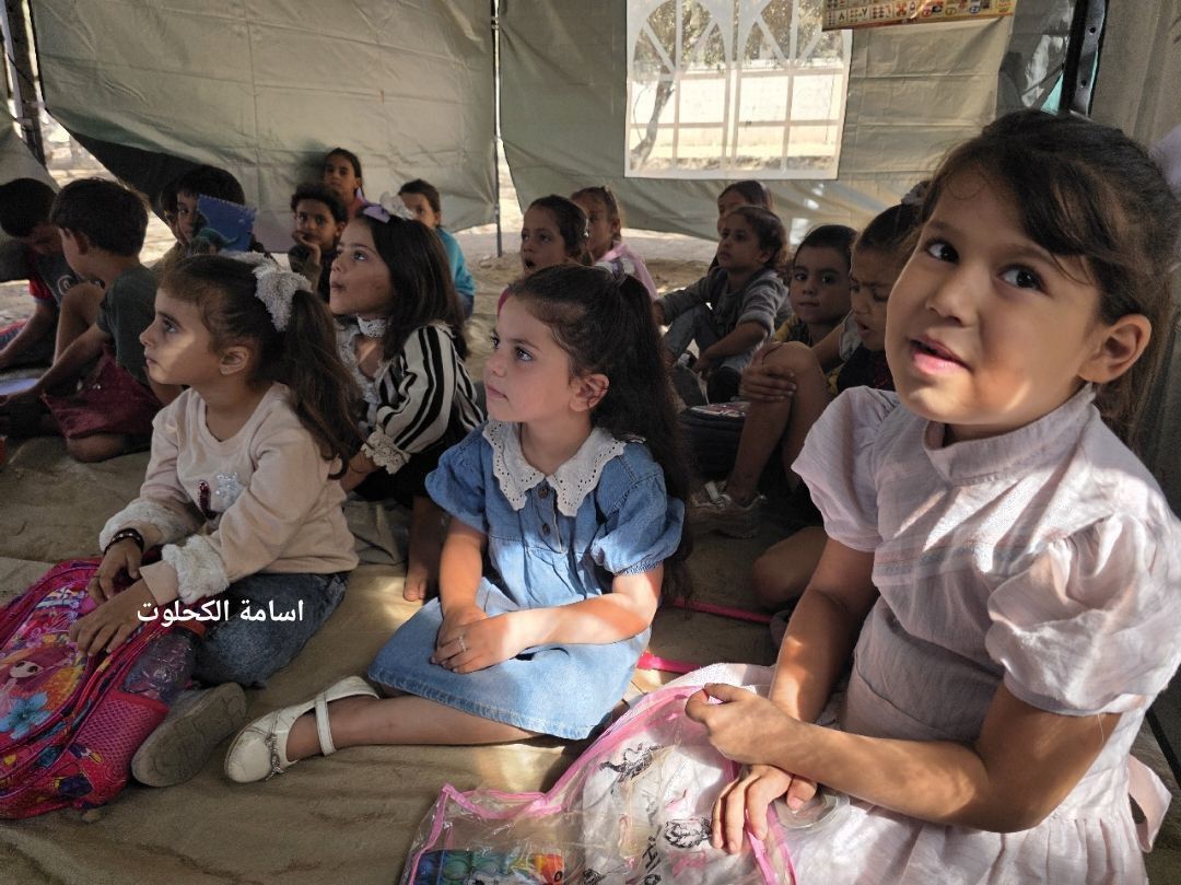 برپایی چادرهای آموزشی در مراکز اسکان آوارگان غزه