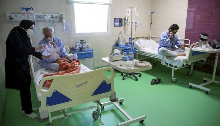 وزیر بهداشت: افراد فاقد بیمه درمانی روی تخت بیمارستان بیمه میشوند