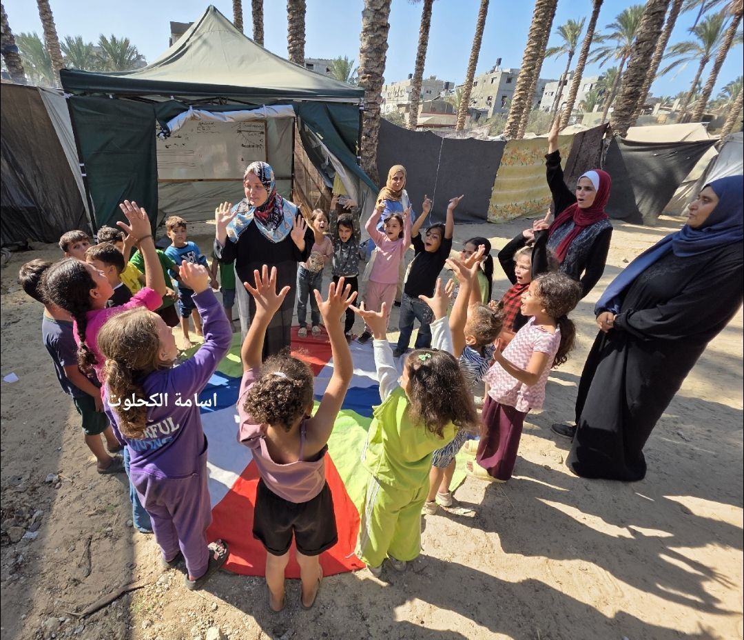 برپایی چادرهای آموزشی در مراکز اسکان آوارگان غزه