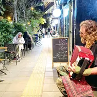 خیابان‌ در تصرف کافه‌ها