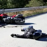 سرنگون شدن موتورسوار هنگام بکسل خودرو توسط کامیون