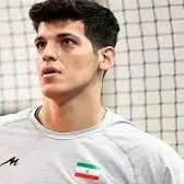  لحظه تلخ بوسیدن دست صابر کاظمی توسط پدرش در آی‌سی‌یو 