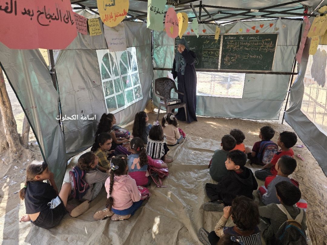 برپایی چادرهای آموزشی در مراکز اسکان آوارگان غزه