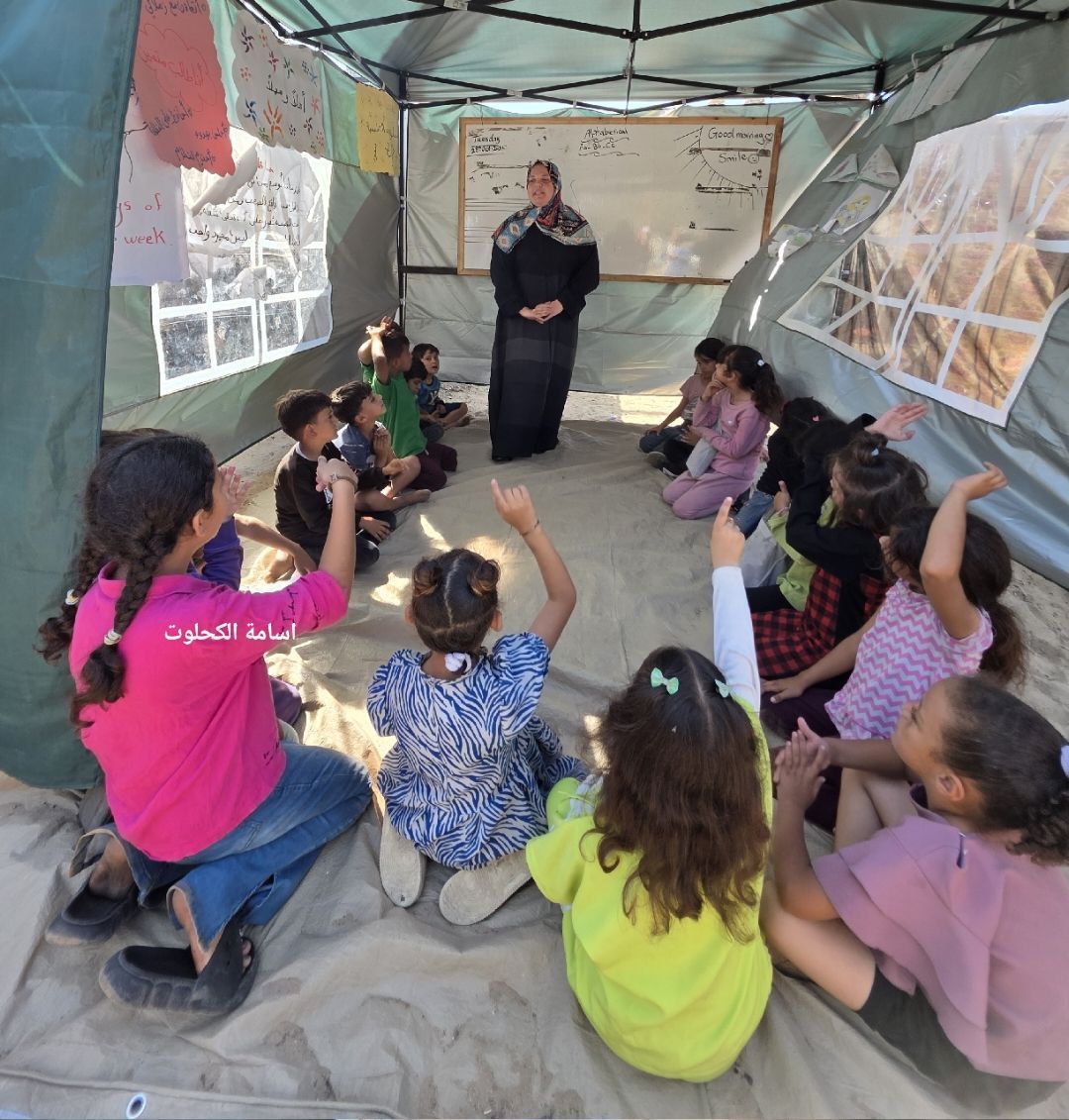 برپایی چادرهای آموزشی در مراکز اسکان آوارگان غزه