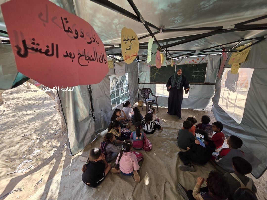 برپایی چادرهای آموزشی در مراکز اسکان آوارگان غزه