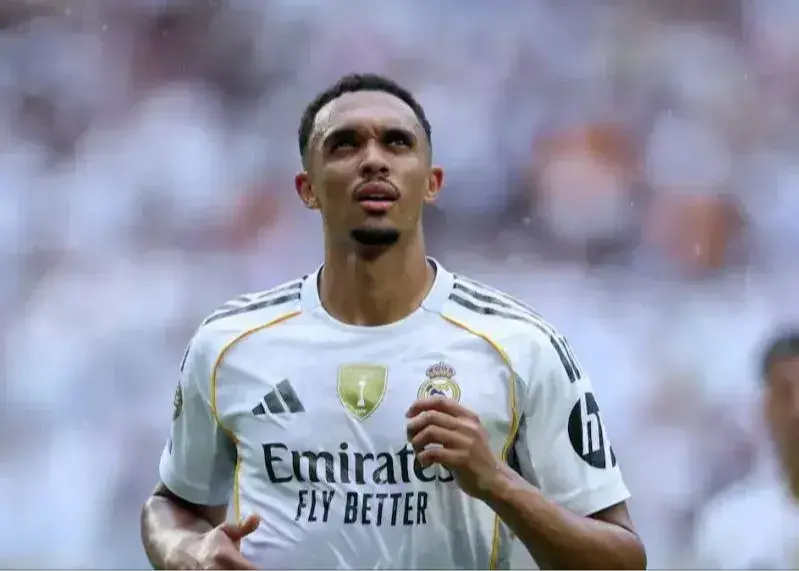 آرنولد در آنفیلد نیمکت‌نشین می‌شود!